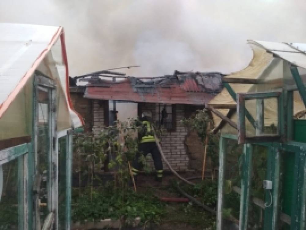 В Шенкурском районе ночью сгорела крыша у частного дома