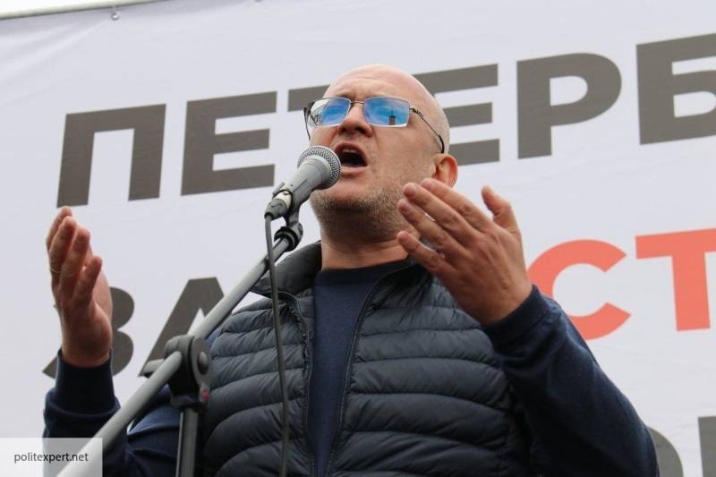Депутаты ЗакСа осадили наркомана Резника, назвавшего Знамя Победы «избыточным»