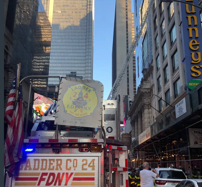 При пожаре на Таймс-сквер в Нью-Йорке госпитализирован человек