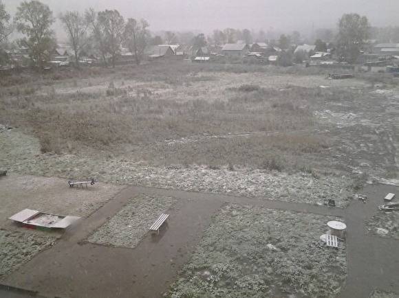 Города Урала засыпало снегом. Жители региона постят фото сентябрьской непогоды