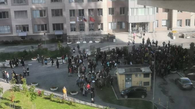 Эвакуация школ в Петербурге продолжается