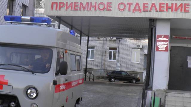Изрезанного мужчину в луже крови нашли в подъезде на севере Москвы