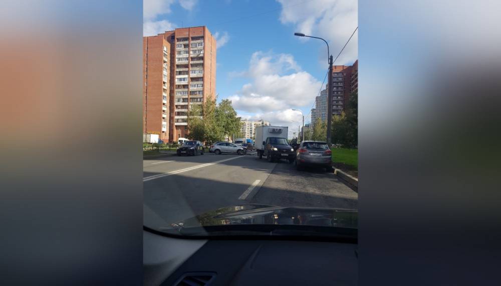 Иномарка не пропустила УАЗ Профи на проспекте Ударников