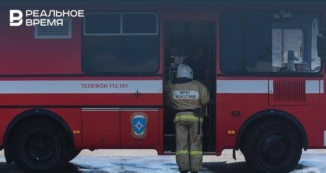 В Казани пожарные потушили горящий в овраге строительный мусор