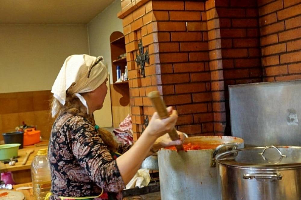 В Архангельске 12 прихожанок закрутили для монахов 333 банки салатов на зиму
