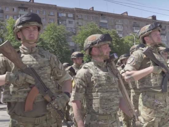 Украинские десантники и пехотинцы устроили массовую драку в Донбассе