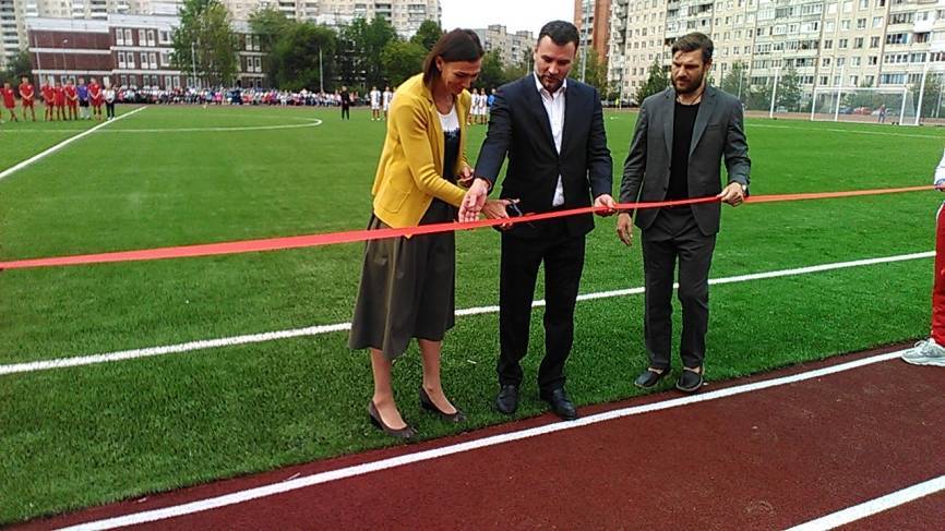 В Котласе новый стадион открыли футбольным фристайлом