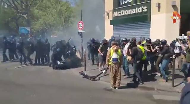 Слезоточивый газ и водометы: как полиция Франции подавляет протесты
