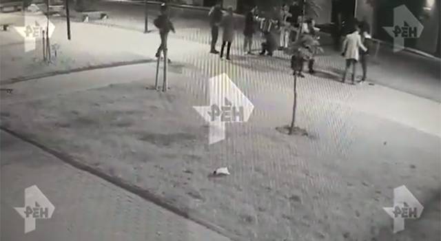 Видео с пострадавшим при стрельбе у бара в Петербурге