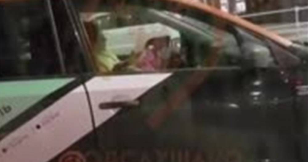 Москвичка покормила ребенка за рулем и попала на видео
