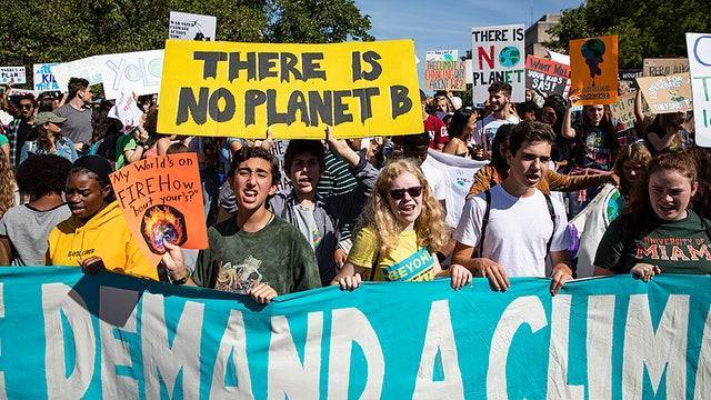Тысячи сторонников борьбы с изменениями климата перекрыли улицы Вашингтона