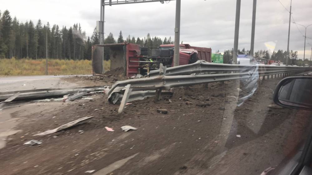 После упавшей на Новоприозерском шоссе фуры образовался&nbsp;транспортный коллапс