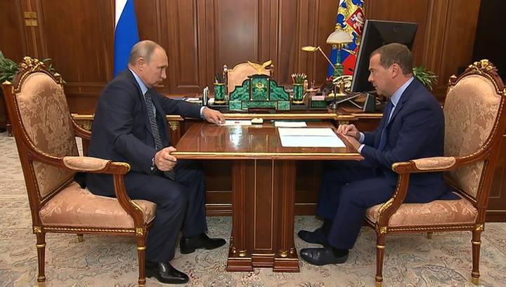Путин обсудил с Медведевым бюджет