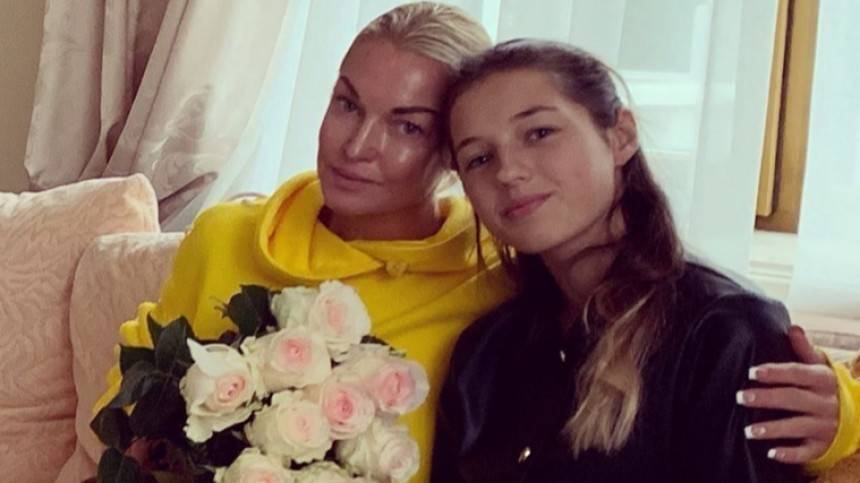 «Счастливый день»: Волочкова трогательно поздравила дочь с 14-летием