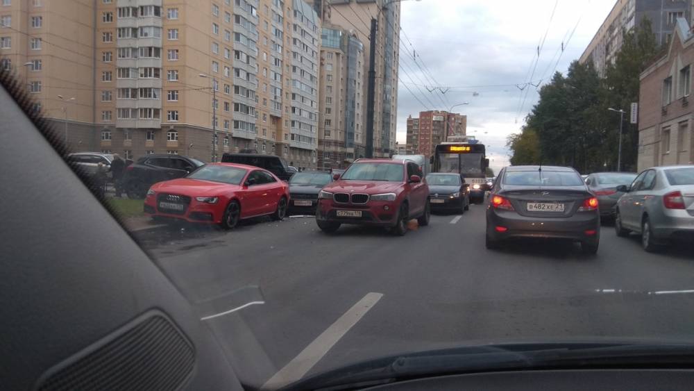 Улица Есенина стоит из-за ДТП с BMW