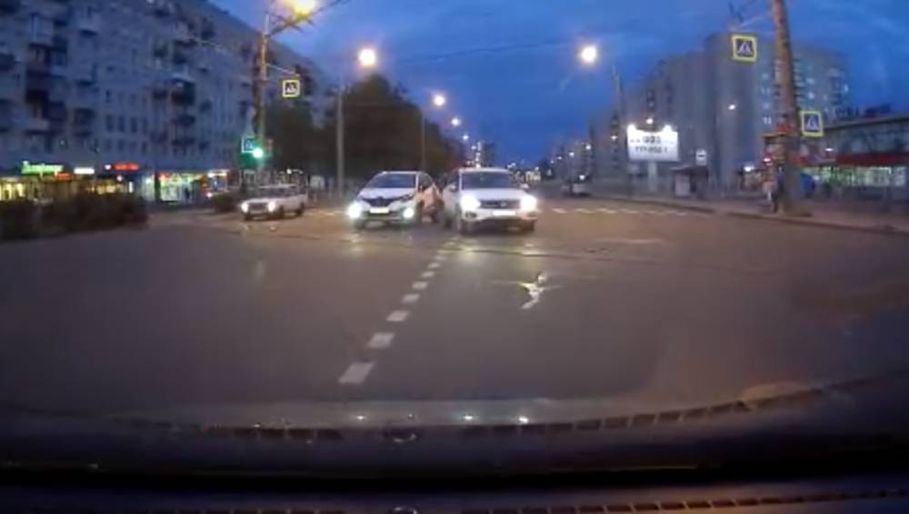 В Сети появилось видел ДТП на перекрестке проспекта Ветеранов
