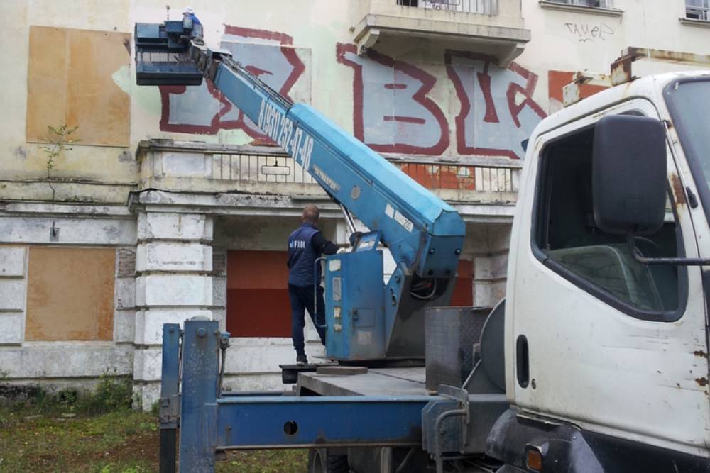 В Петродворцовом районе Петербурга устранили следы вандалов