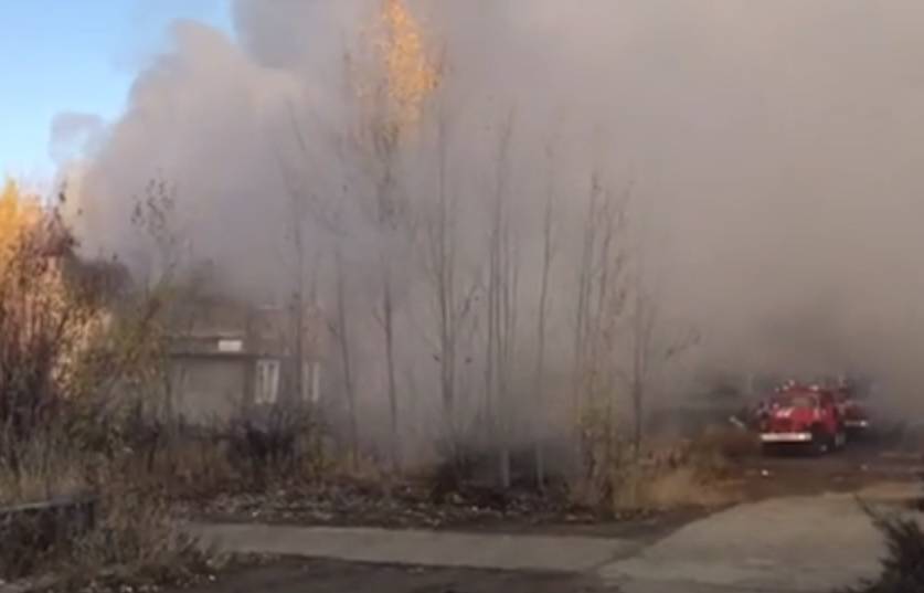 Видео с места пожара в жилом доме в Якутии