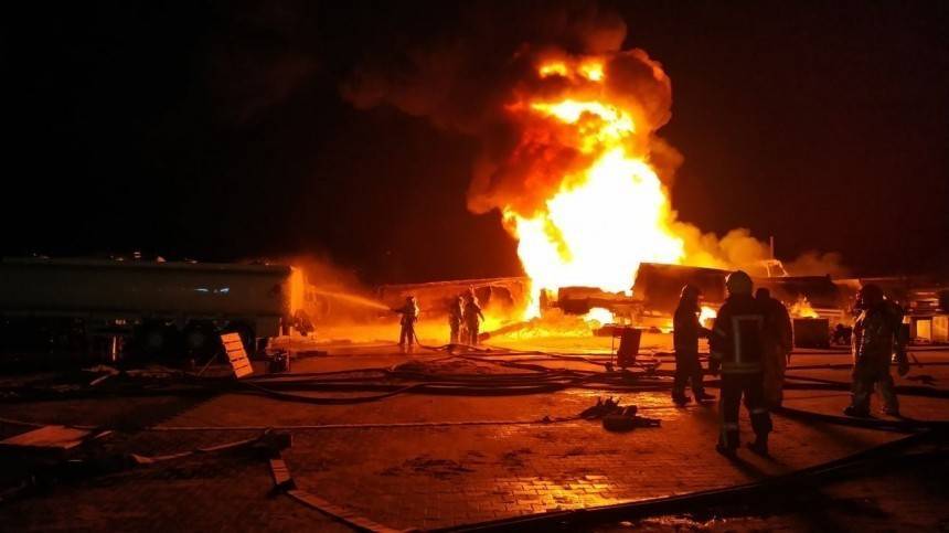 В промышленном районе Киева сгорели девять заполненных бензовозов