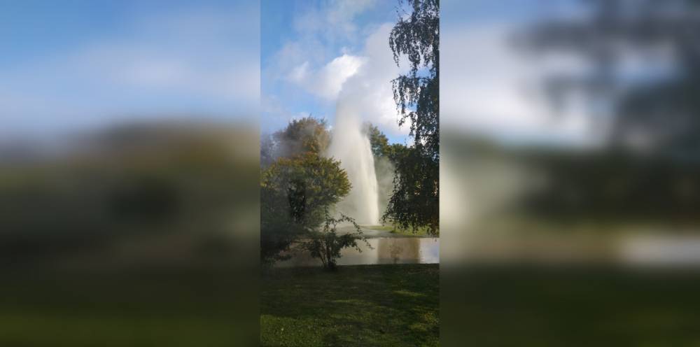 Прорыв трубы на Софийской превратился в искусный фонтан
