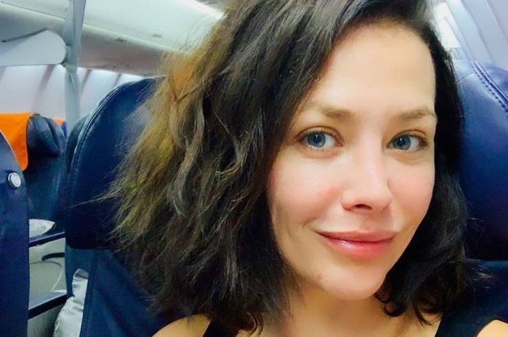 «Боль адская»: Екатерина Волкова получила серьезную травму лица в аэропорту