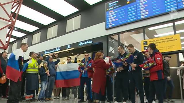 Российских гимнасток-чемпионок в Москве встретили цветами