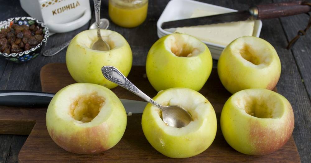 6 самых вкусных рецептов с яблоками в духовке. С овсянкой и сухофруктами — на завтрак, а с безе — на ужин.