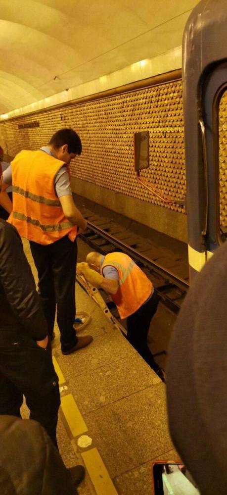 Упавший на рельсы пассажир петербургского метро погиб