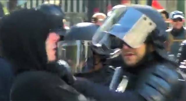Видео: протестующий "прозрел", получив удар в лицо от силовика