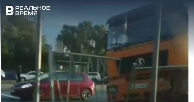 Соцсети: в Казани грузовик вылетел на разделительную и снес забор