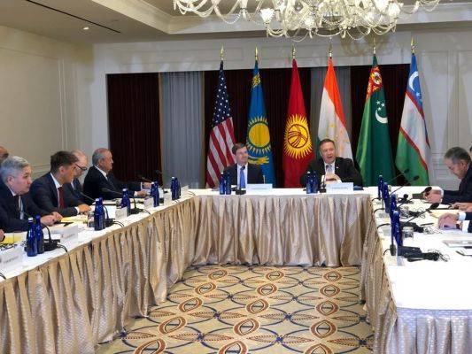 США и страны Центральной Азии обсудили борьбу с иностранными боевиками