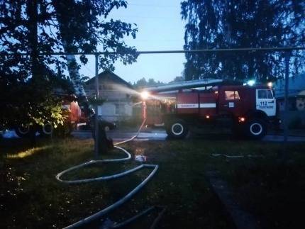 Под Челябинском при пожаре в частном доме погибли три человека