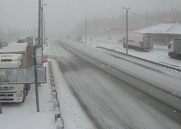 На трассе М-5 в районе Златоуста продолжают ликвидировать последствия снегопада