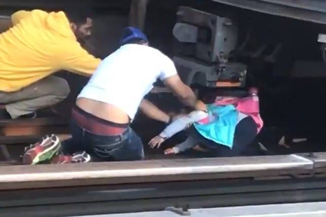 На душераздирающем видео свидетели спасают 5-летнюю девочку после того, как отец прыгнул под поезд метро, держа ее в руках