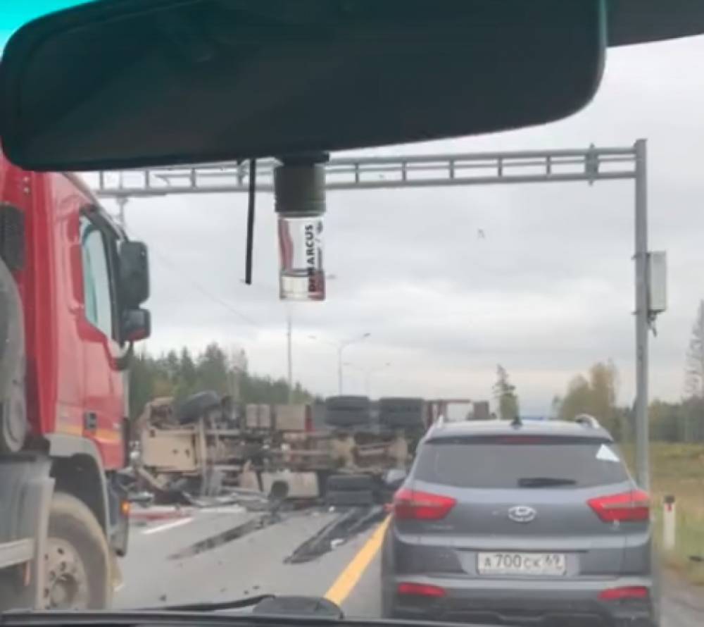 Упавшая на Новоприозерском шоссе фура попала на видео