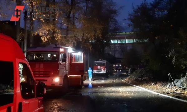 В Екатеринбурге устраняют последствия пожара на бывшем заводе