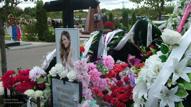 Модель Алена Кравец пообещала родителям Началовой оплатить памятник на могиле певицы