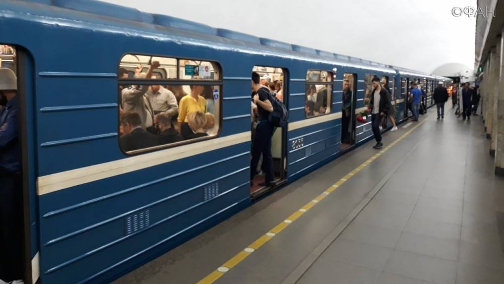 Пассажир попал под поезд метро в Петербурге и погиб