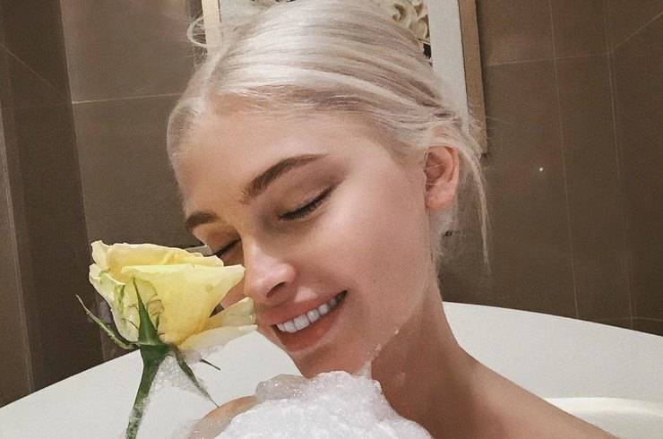 Блондинка с желтой розой: обнаженная Алена Шишкова снялась в ванне в Дубае