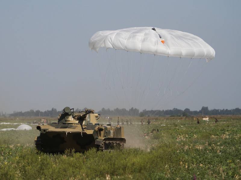 У двух боевых машин ВДВ отказали парашютные системы при десантировании