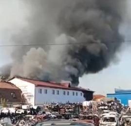 Видео с места пожара на складе оборудования в Красноярске
