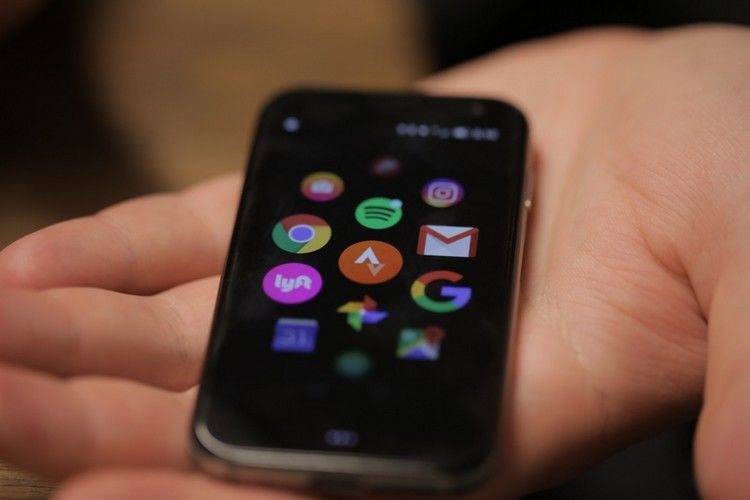 Микроскопические смартфоны Palm скоро поступят в продажу в России