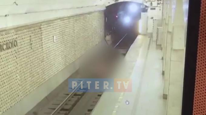 Появилось видео инцидента на станции "Площадь Александра Невского"