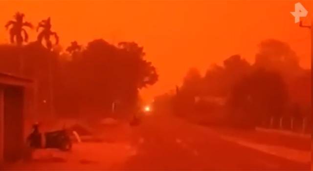 Видео: "марсианские" пожары охватили курорты Индонезии