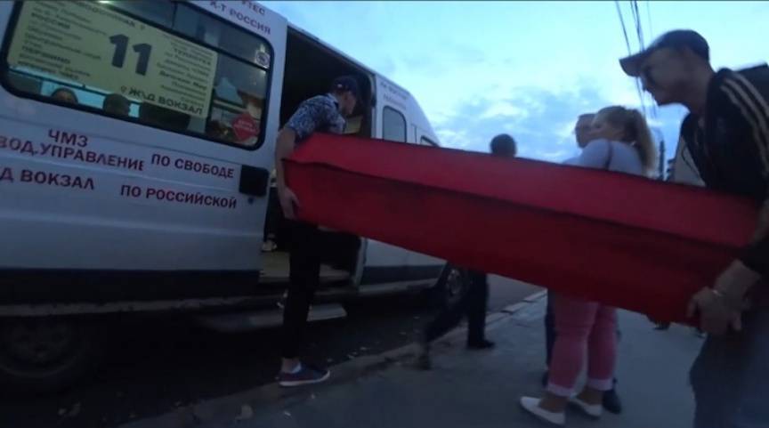 Москвичи с красным гробом в трамвае напугали жителей Челябинска