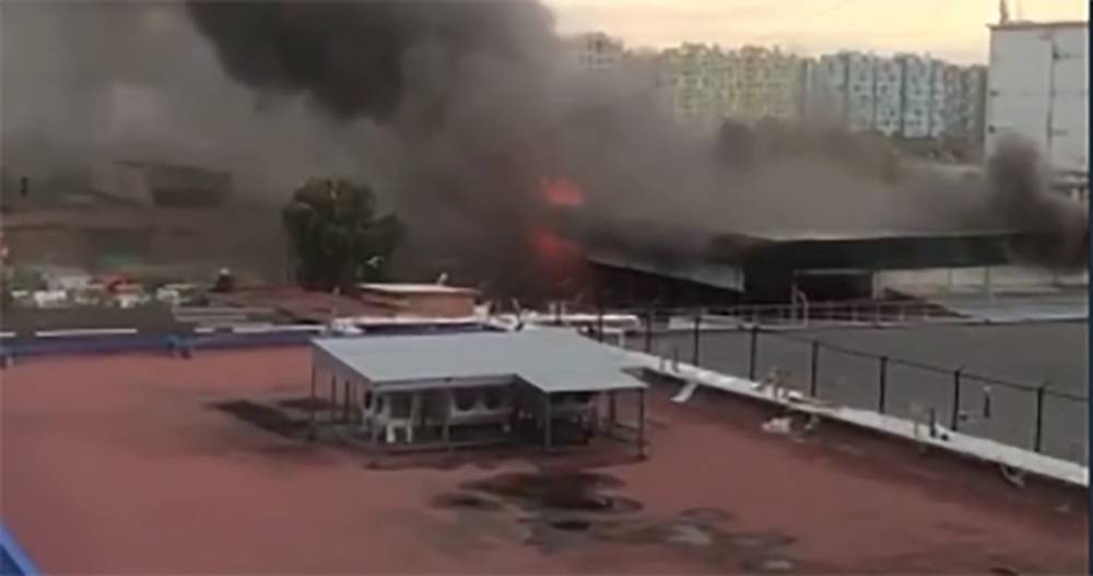 Площадь пожара на складе в Москве увеличилась до 300 квадратных метров