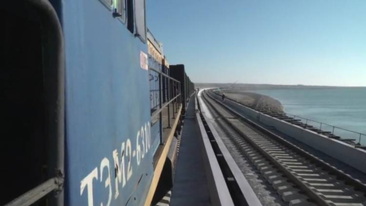 Российские журналисты первые проехали по железной дороге Крымского поста
