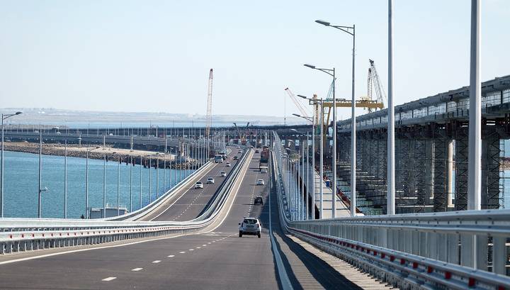По Крымскому мосту прошел первый тепловоз