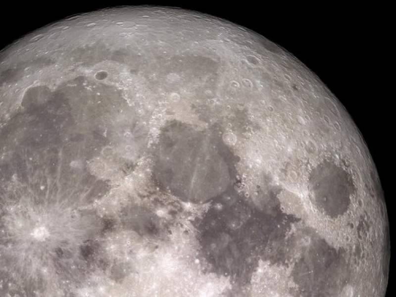 Фото загадочного вещества на обратной стороне Луны попало в Сеть