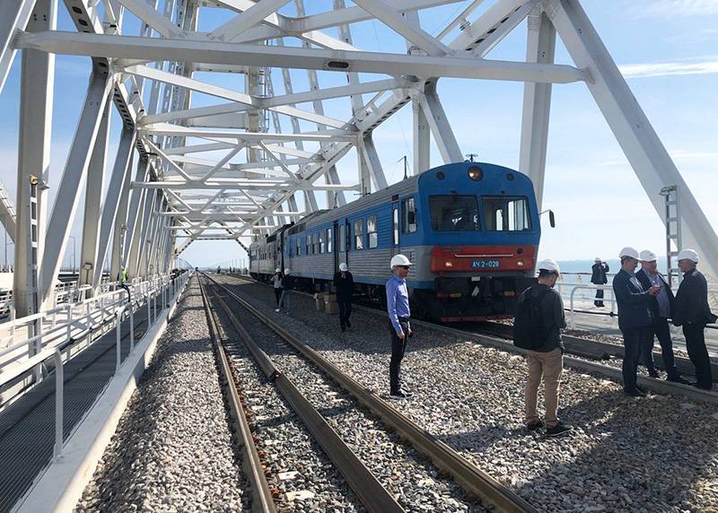 Первый поезд проехал по Крымскому мосту